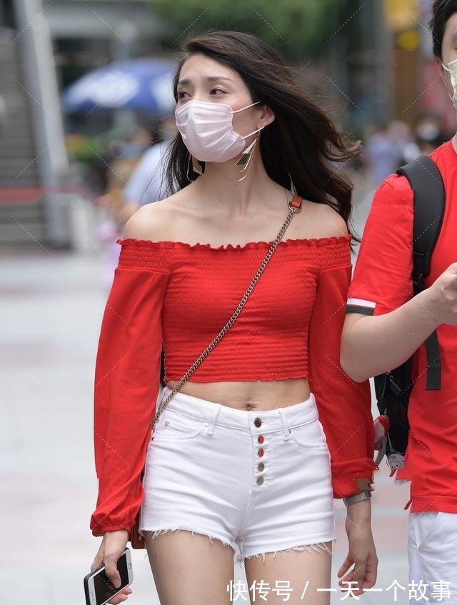 上衣 正红色上衣搭配雪白跨装,青春时尚,简单日常的情侣穿搭!