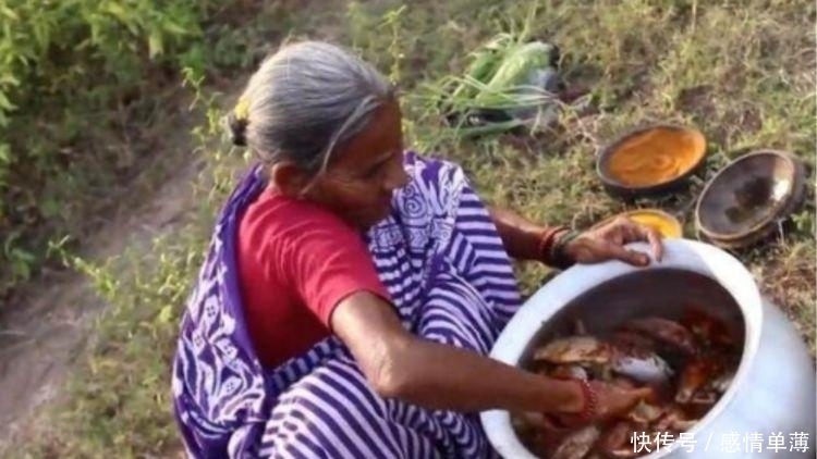 奇闻：印度老奶奶一口气做了一盆鱼，鱼都焦了，还吃的津津有味