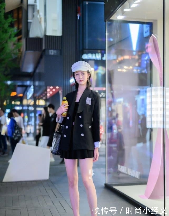 美女|美女很会穿衣打扮,造型时尚靓丽,一般人养不起