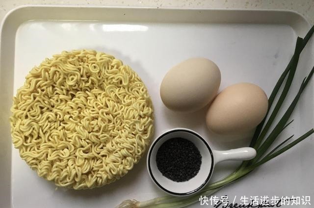 早餐面条这样做,加两鸡蛋平底锅煎一煎五分钟就上桌,解馋还顶饱