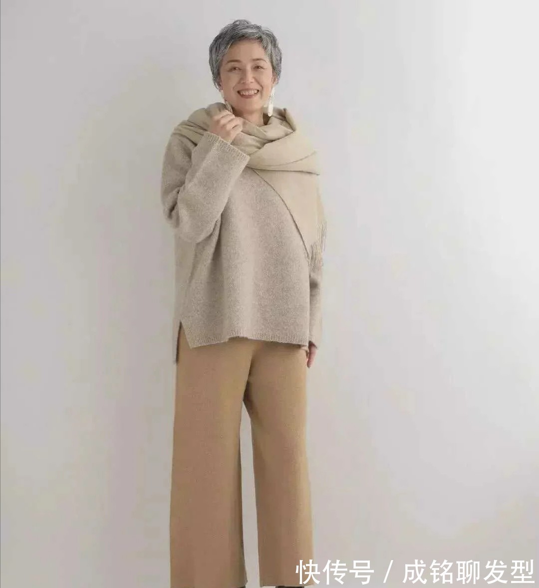 长大衣 满头白发不影响美丽,七八十岁奶奶精致的穿搭,时髦大气又显年轻