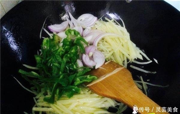 “多加1味”配料,让简单的青椒土豆丝好吃翻倍!不试不知道呢