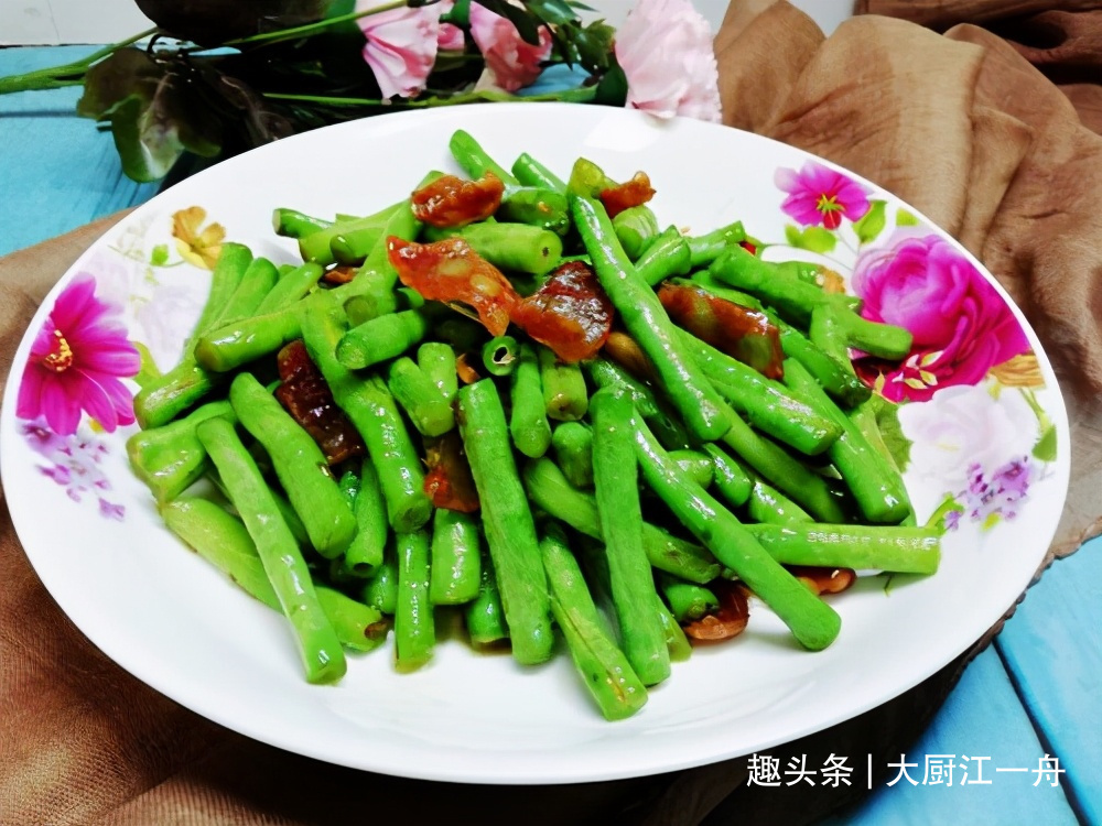 炒豆角时,先放油就错了!教你饭店做法,豆角翠绿鲜香更入味!
