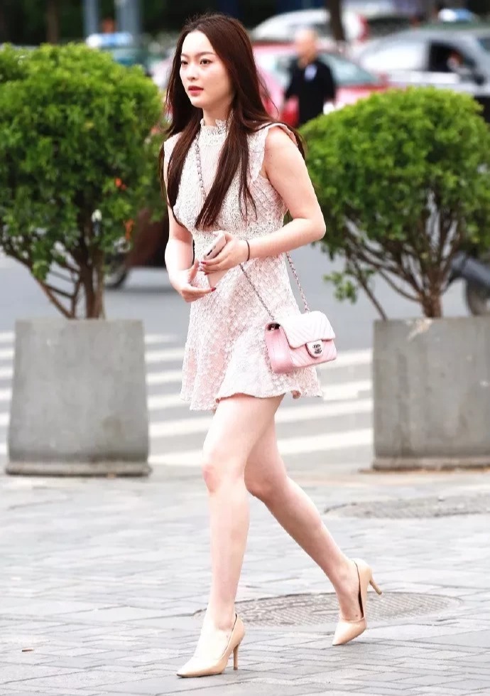 与闺蜜一双高跟鞋搭配出街,尽显时尚魅力