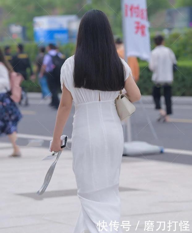 搭配|紧身裙的装扮时髦又高级，自然魅力散发出来，绽放魅力
