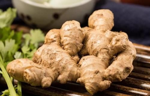 湿气|睡前用“生姜”涂脚底，坚持一周，会有哪些好处？不妨试一下