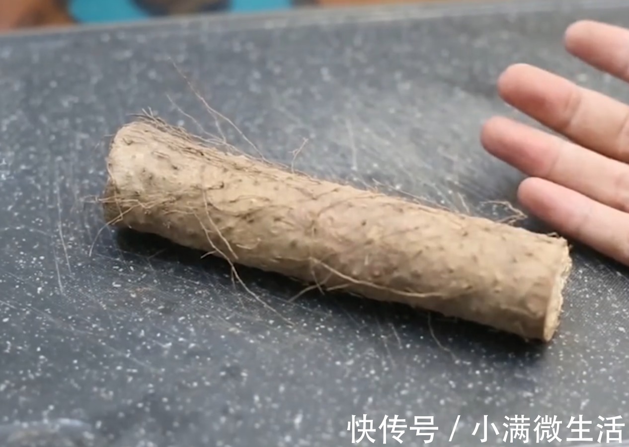 今天教大家怎么在阳台种山药，一个废纸箱，种上2节山药，一年收获一大箱