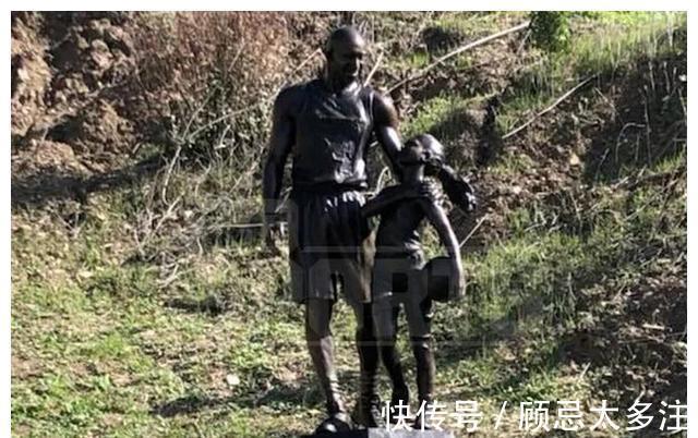 太美|科比遇难两周年,事故地点树父女雕像,众球星发文缅怀