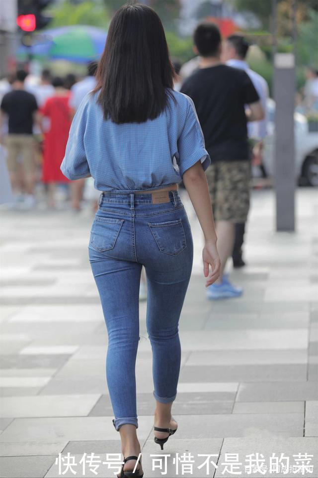 V领露脐蝴蝶结短袖搭高腰紧身牛仔裤,性感时尚,显瘦显高