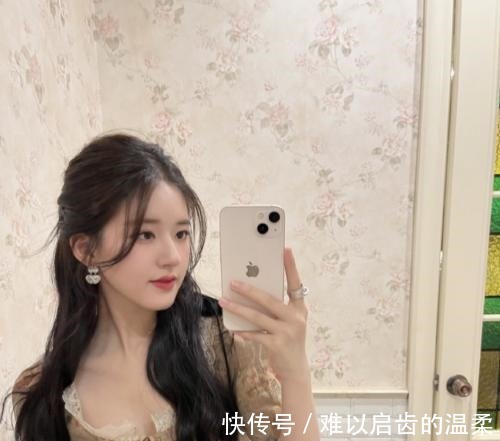 赵露思和徐开骋亮相《快乐大本营》,两人同台合唱,赵露思好娇小