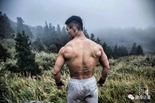 排骨男|23岁高颜值小伙脱衣秀肌肉,粗壮手臂和八块腹肌,这身材我可以