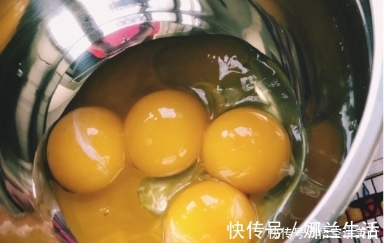 你吃过杯子里软糯的蛋糕吗？成本超级低，在家很容易做很软的蛋糕，大家应该特别喜欢。