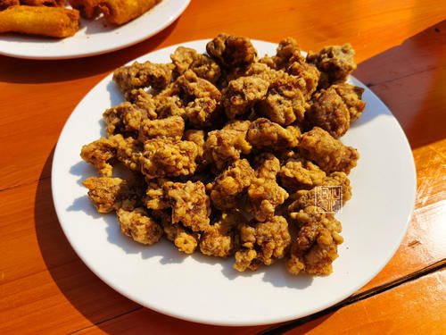 賓客們|參加農(nóng)村二舅60歲壽宴，隨了500元祝壽，18道菜剩大半：不敢恭維