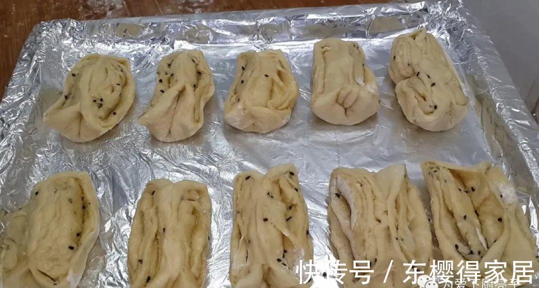 吃光|自制千层烤花卷做法,两手一捏,吃着比大鱼大肉还香,上桌全吃光