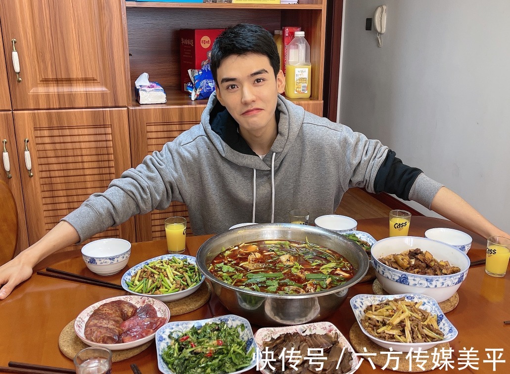 节目|《中餐厅5》定档,龚俊为节目跟爸爸学做藤椒鱼,还自称话痨担当