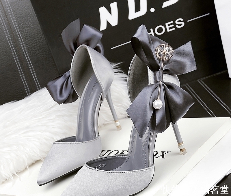 美嫩|入秋“高跟鞋”火了,上脚显美嫩,搭配小脚裤,美的不要太过分