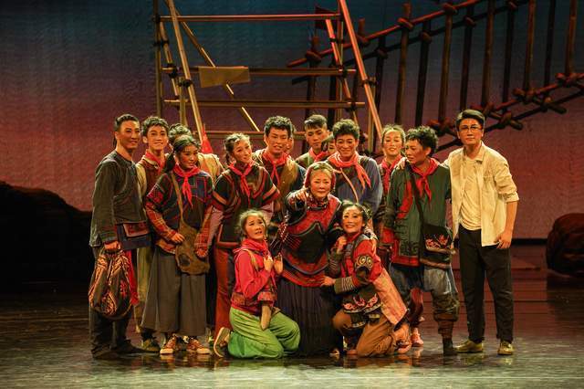 舞剧|新创舞剧《悬崖村的幸福路》亮相蓉城首演