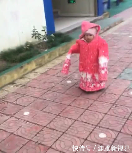 爷爷奶奶|“保暖奶奶”带娃走红,有种“冷”叫奶奶觉得你冷,网友笑了