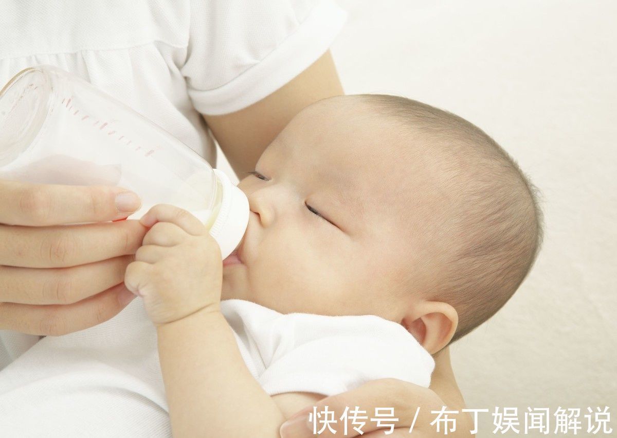 喂养|宝宝吐奶“抱起拍拍就行”？没那么简单，没点护理常识可不敢乱拍