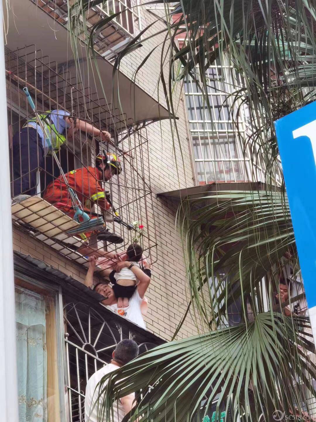 孩子|两岁孩子爬窗台寻找父母头部被卡防护栏 警民联手6分钟救出被困小孩
