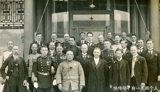 洗脚|丫鬟给少爷洗脚，少爷看了一眼她的脚：嫁俺，她生一子家喻户晓