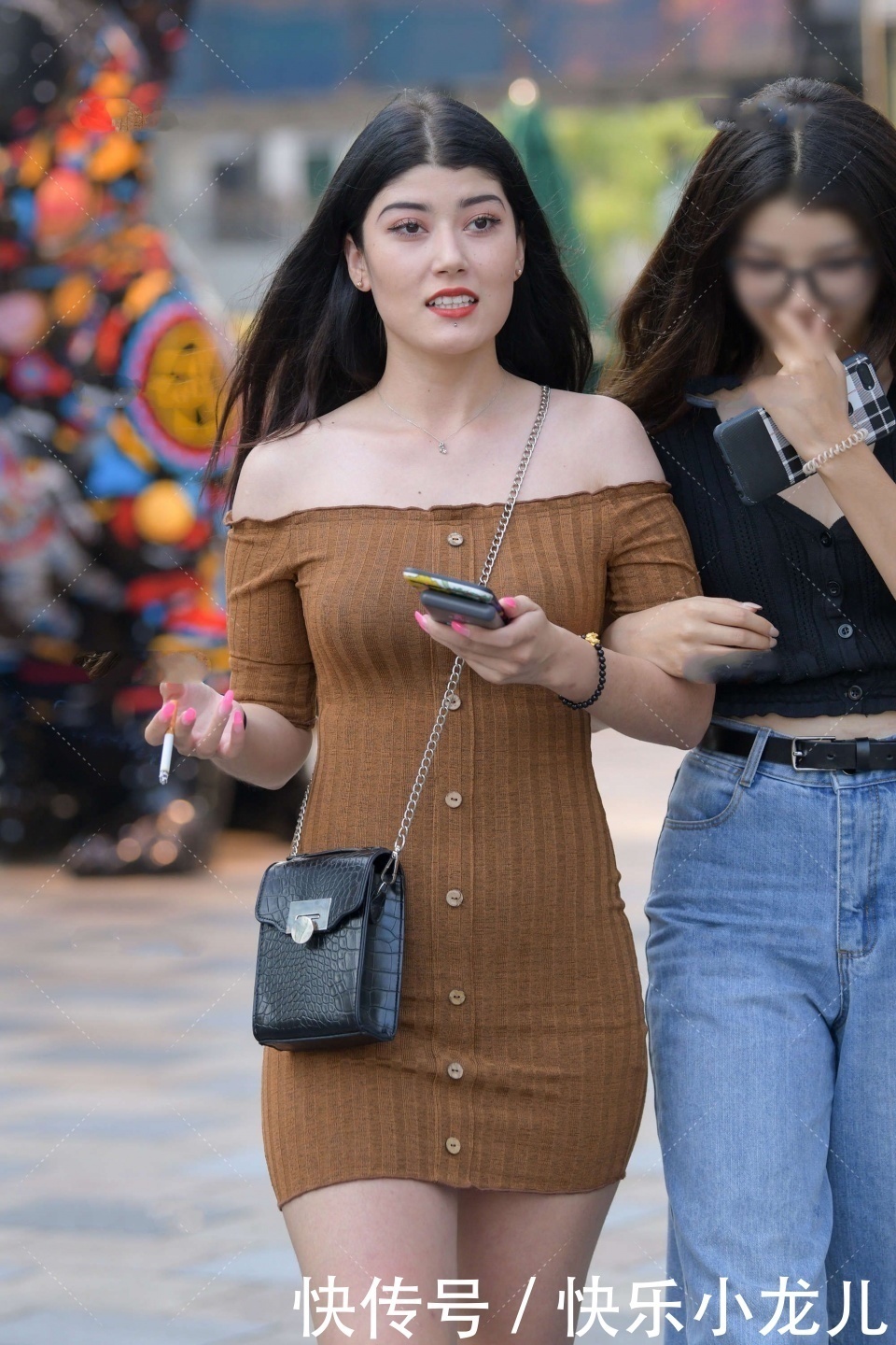 连衣裙 棕色一字肩连衣裙，针织面料的质地，让其更显温婉气质