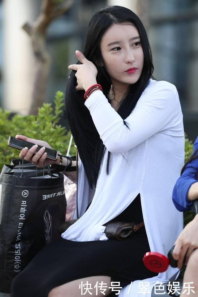 黑色|街拍小姐姐黑色包臀裙尽显成熟知性,一白遮三丑,笑起来有味道