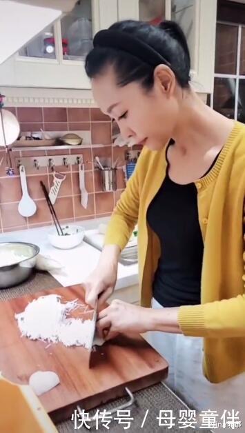 针织|55岁于文华在家做饭真时髦,穿开衫露黑色打底身段苗条,罕见大红唇太抢镜