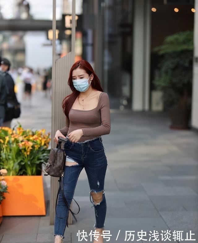 婀娜|秋季,破洞牛仔裤,依旧实力担当,穿出了美的身姿,婀娜又美丽