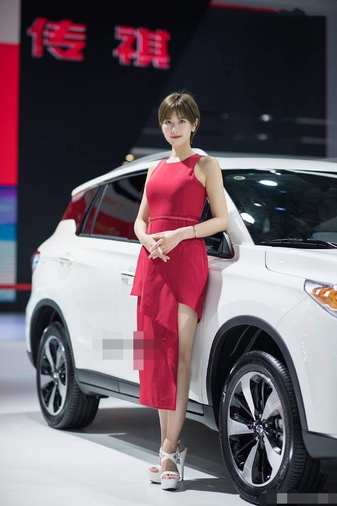 吊带+短裙勾勒出迷人的身材曲线，好身材一览无余