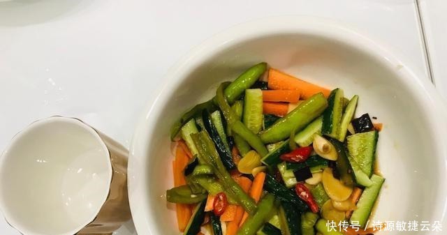 这个“咸菜”非常下饭,酸辣的香甜,很好吃,我爷爷也很喜欢