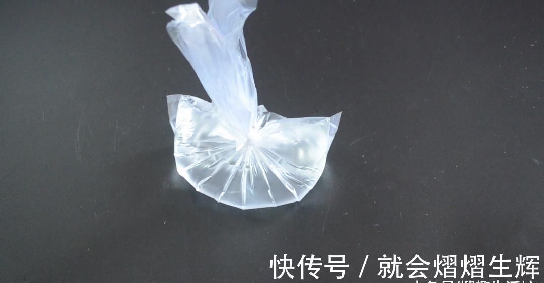 花盆上放一个塑料袋, 没想到还有这个妙用, 看完这招你会感谢我的
