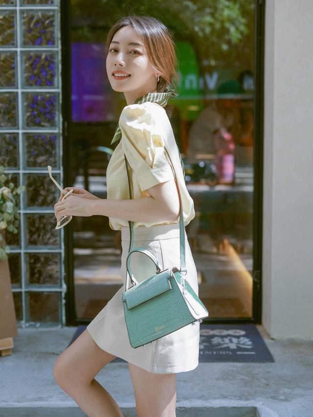 锁骨|今年风头不减的泡泡袖如何穿?学会这几个搭配技巧,怎么穿都好看