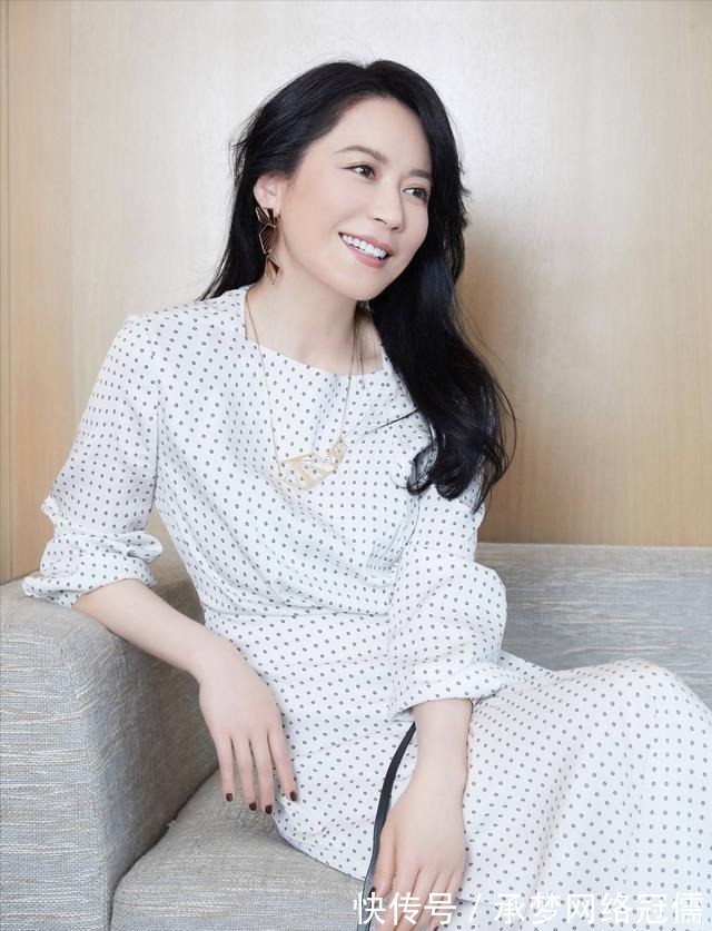 极简 中年女明星的气质穿搭,这3招是关键,不显老气、不装嫩