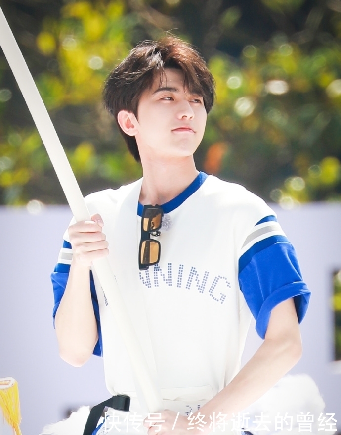 蔡徐坤今日《奔跑吧》路透来袭 运动会上的小小扛旗手甜度爆表可爱炸裂!