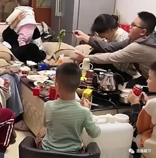 外孙|嫁出3个女儿过年来10个外孙,外公挨个发压岁钱,发到最后表情亮了