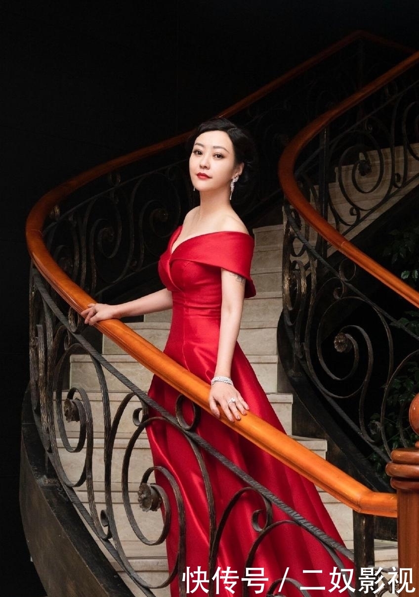 这位老牌演员在节目中感慨市场被流量占据,女演员为何到了中年就无戏可拍?