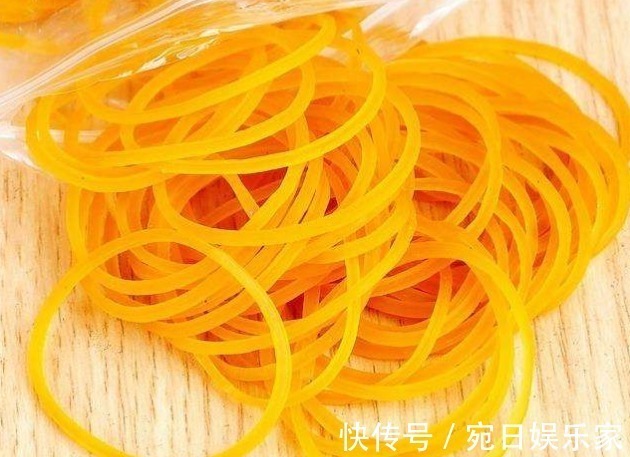 床单地板全是头发难清理只需两根橡皮筋,头发再多轻松打扫干净