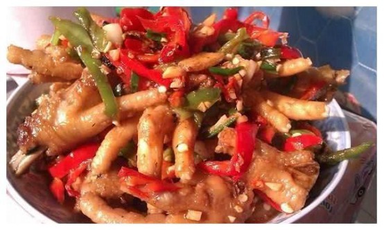 请同事来家里吃饭,妈妈做几道美味家常菜招待,同事吃得直夸好吃