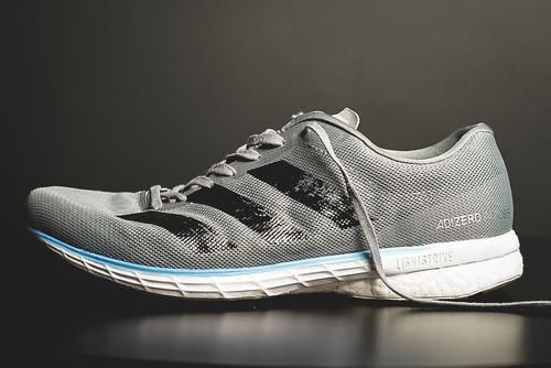 配买|500预算跑鞋只配买国产？这4款阿迪耐克跑鞋，同样超高性价比！