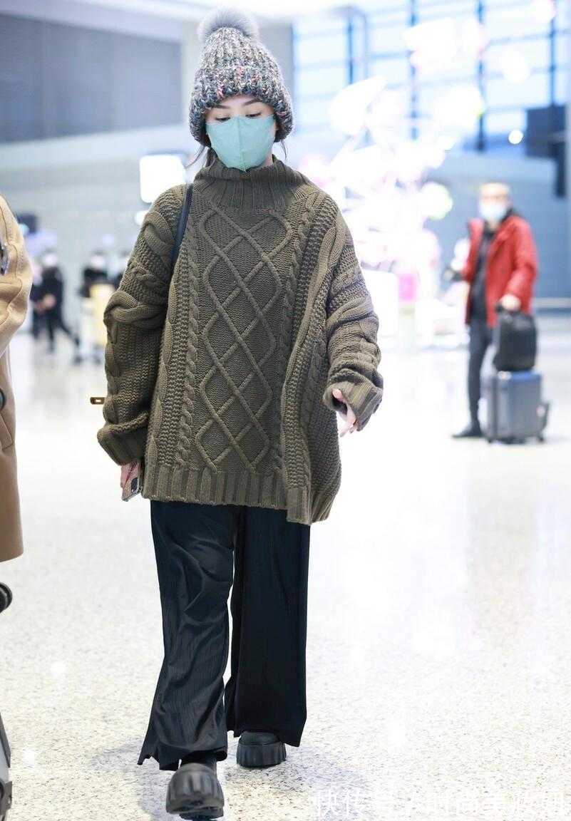 阔腿裤 真替阿娇捏把汗!宽松毛衣配阔腿裤走机场,穿成1米5小个子