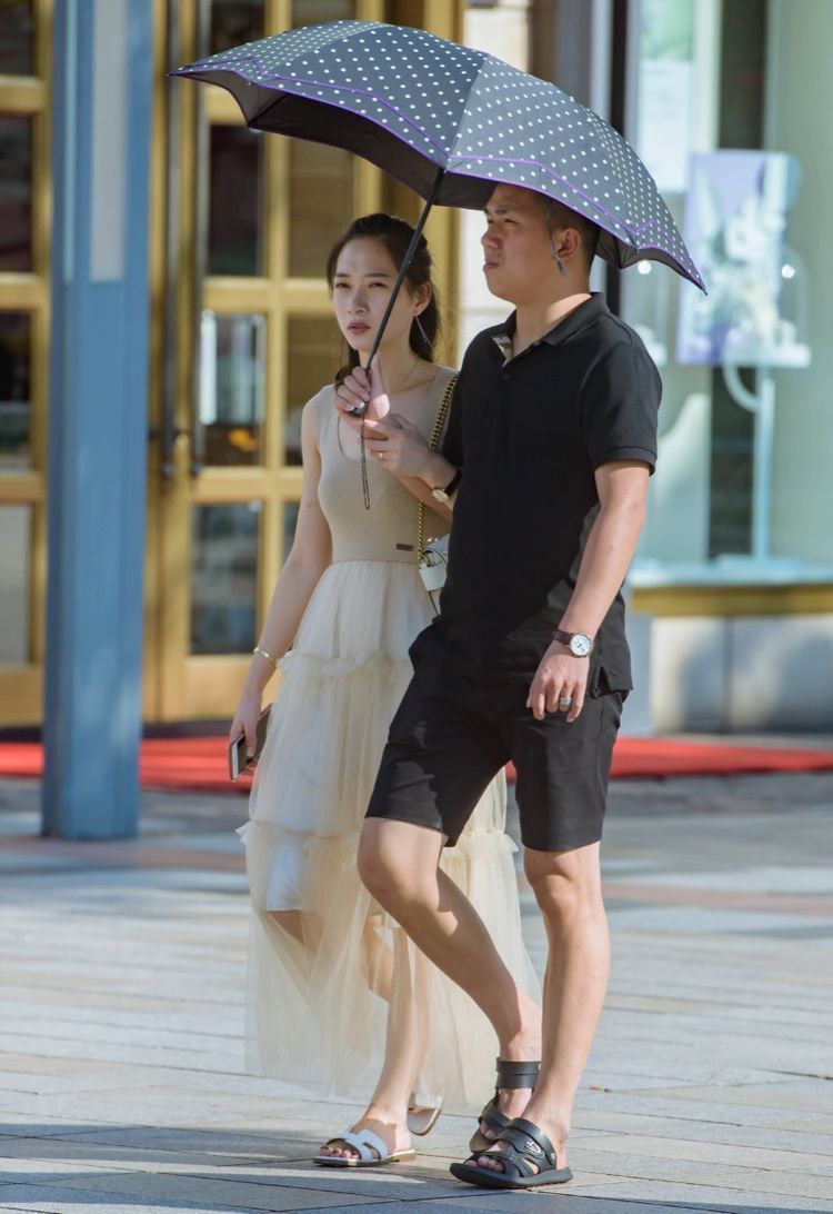 街拍:漂亮的裙装小姐姐,穿出了小仙女的气质,笑起来好美