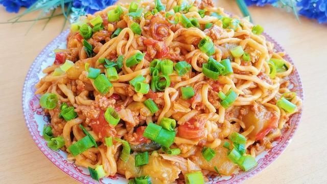 西红柿|西红柿茄子焖面,香喷喷的,真是一锅不够吃,隔三差五家人就要吃