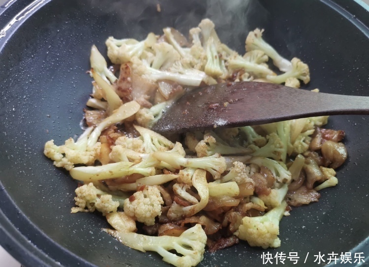 五花肉煮一煮,再配花菜炒出來(lái)不油膩