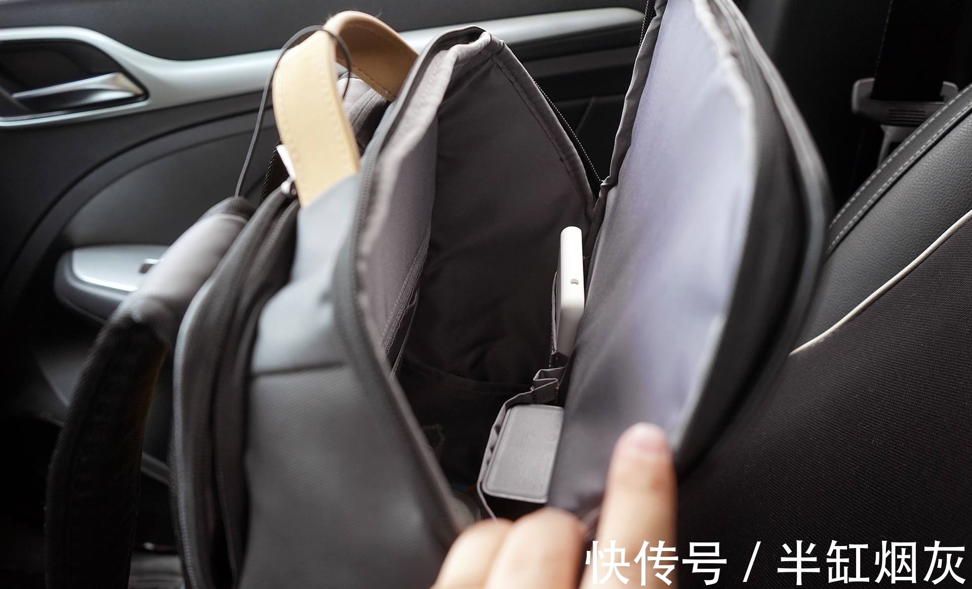 笔者 男人的背包就应该是这样有棱角,不复杂!第一眼就爱上了