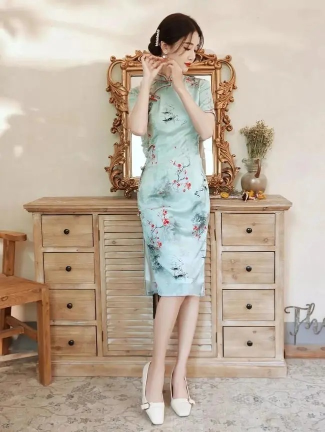 高跟鞋|清新绿色旗袍，优雅得体，也许就在不轻易间就会让你清凉一夏！