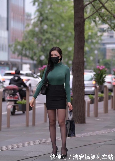 身材 绿外套配黑色包臀裙,简约的装扮中透着高雅,尽显贵妇的妩媚气息