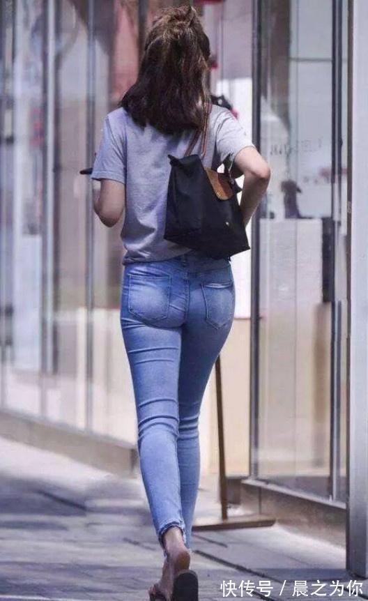 舒适 时尚穿搭:苗条好看的牛仔裤美女,青春时尚,提升自信美!
