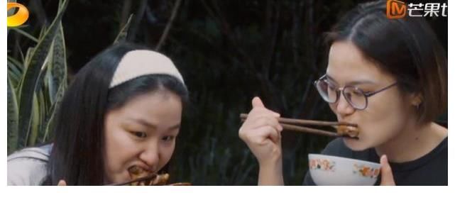 做飯|張藝興做5道菜8個人不夠吃，彭彭幫忙被忽視，黃磊夸贊背后是偏愛