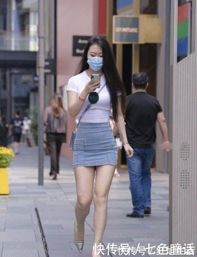 牛仔裙 白色短袖搭配浅蓝色修身牛仔裙,青春靓丽,自信大方